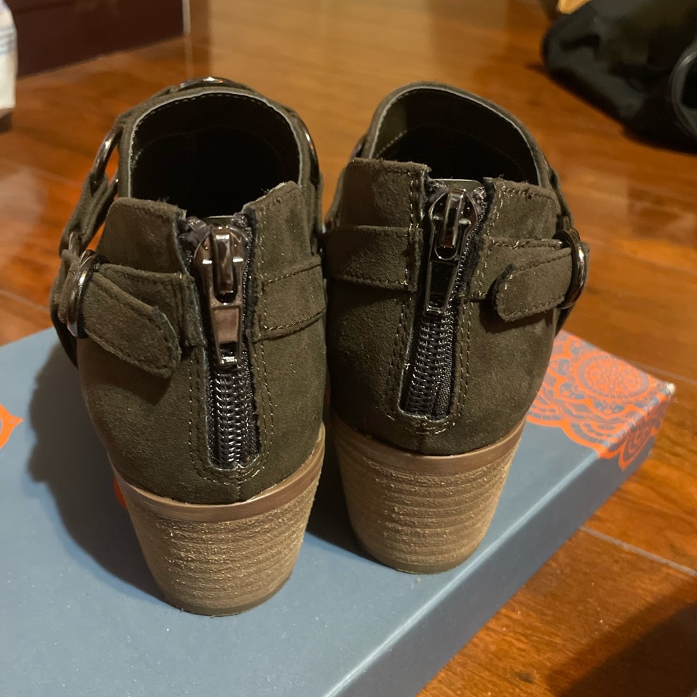 Carlos Santana  /Size 6/ Dark Brown Ankle Booties with Buckle Detail - Picture 8 of 8